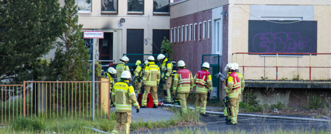 Feuerwehrmänner rücken in ein Gebäude ein