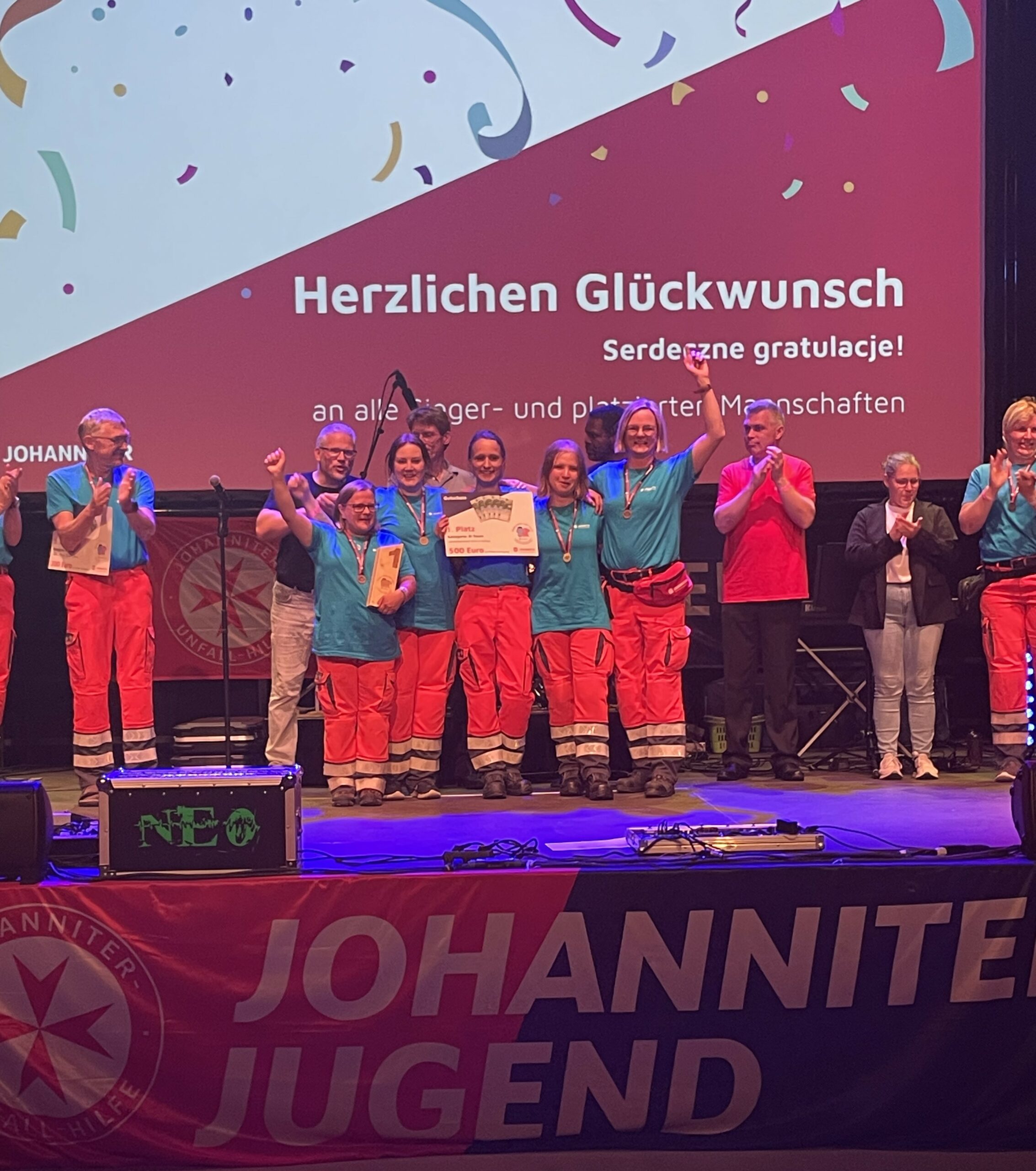 Johanniter Menschen werden auf der Bühne geehrt