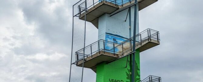 Merzdorfer Aussichtsturm mit blau grünen Anstrich