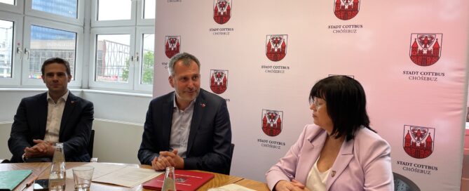 Cottbus Oberbürgermeister Tobias Schick und Sprembergs Bürgermeisterin Christine Herntier unterschreiben Kooperationsvertrag