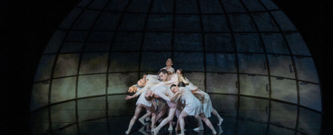 Das Foto zeigt eine Szene aus dem Tanzstück "Alma de la piel - Unter die Haut", bei der die Tänzer vor einer Glaskuppel tanzen.