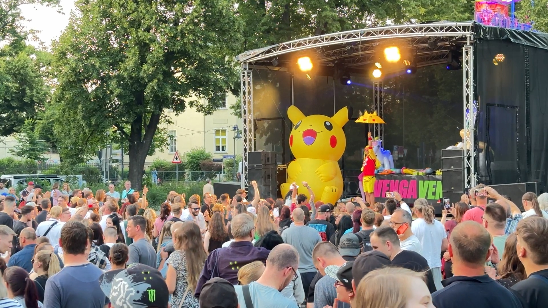 240624_Cottbus_Stadtfest2 Das Foto zeigt Publikum vor einer Stadtfest-Bühne mit großem Pikachu.