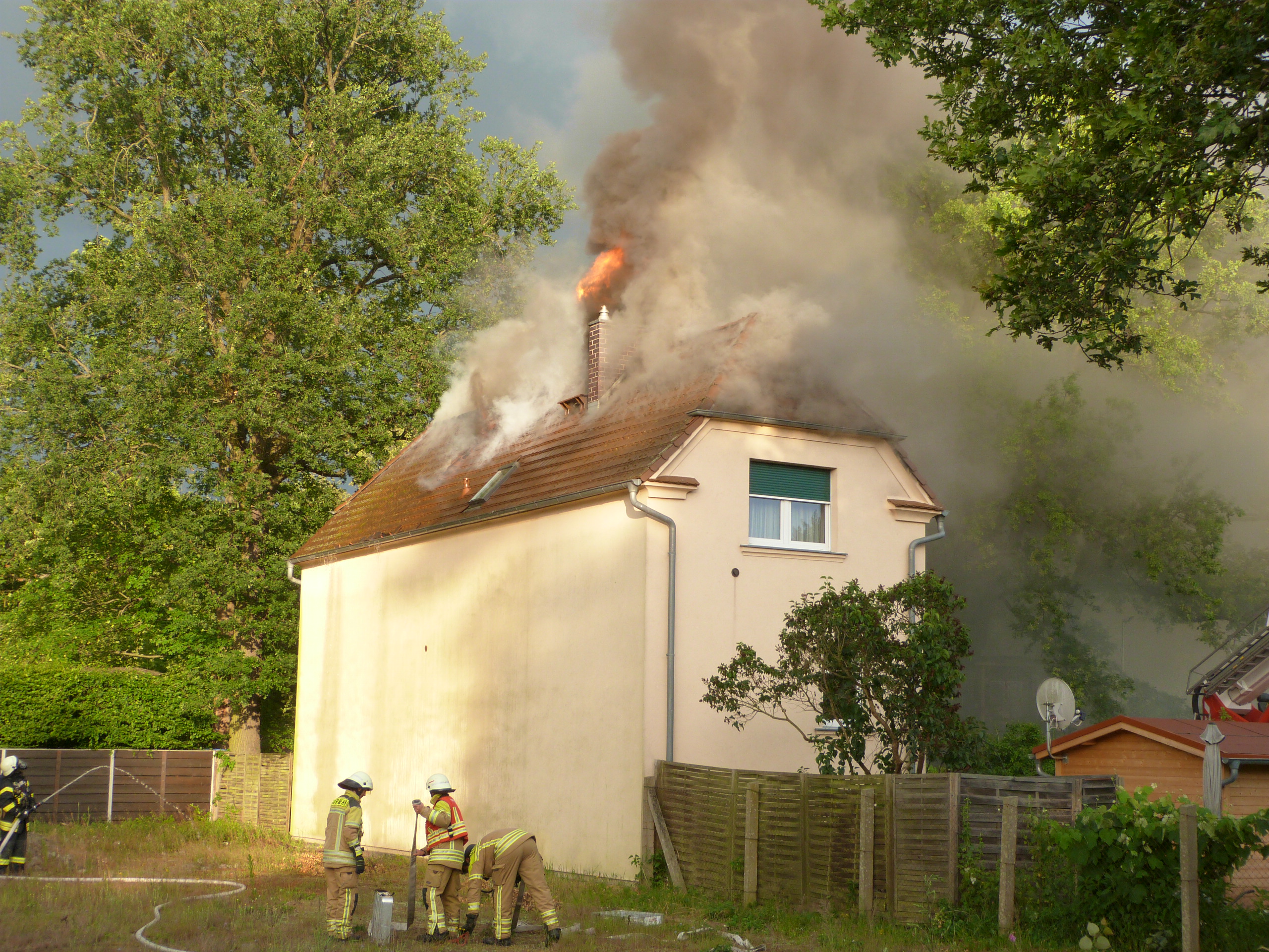 Blitzeinschlag Haus steht in Vollbrand