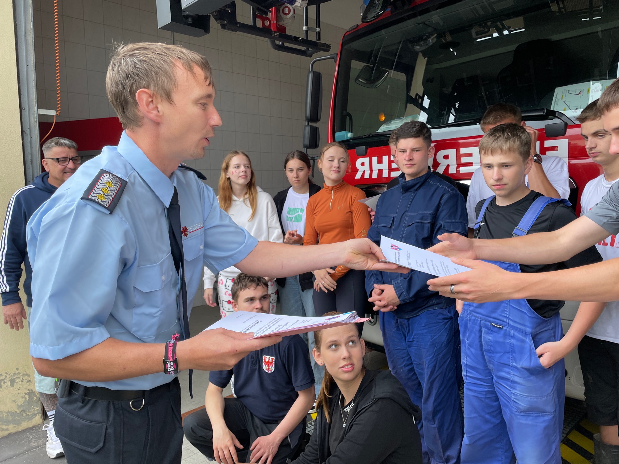 Schüler bekommen ein Zertifikat in die Hände