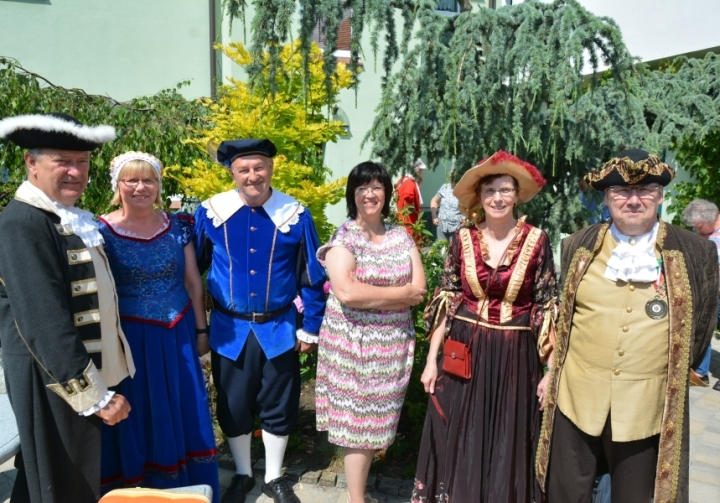 kulturbund Das Foto zeigt mehrere Mitglieder des Spremberger Kulturbundes in historischen Kostümen.