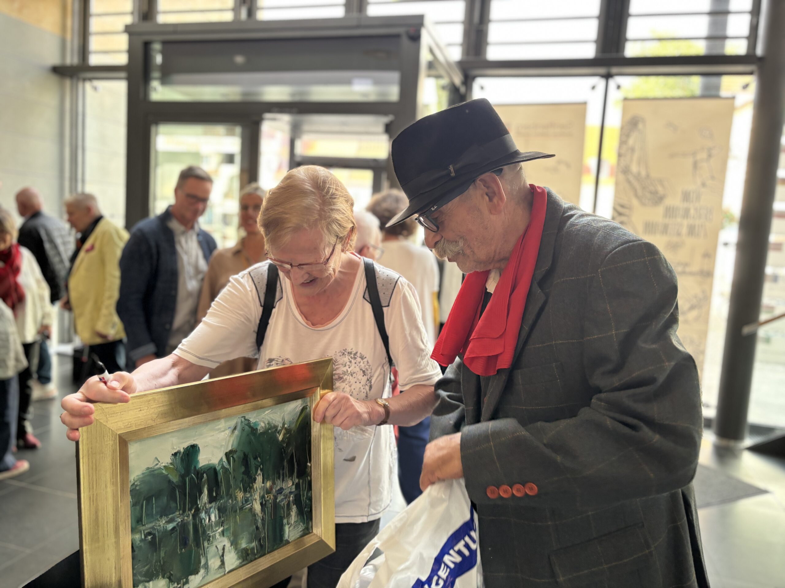 rechn Maler Günther Rechn signiert in der Rathausgalerie ein Bild aus seinem Atelier, das seit über 20 Jahren der Senftenbergerin Barbara Schönherr gehört.
