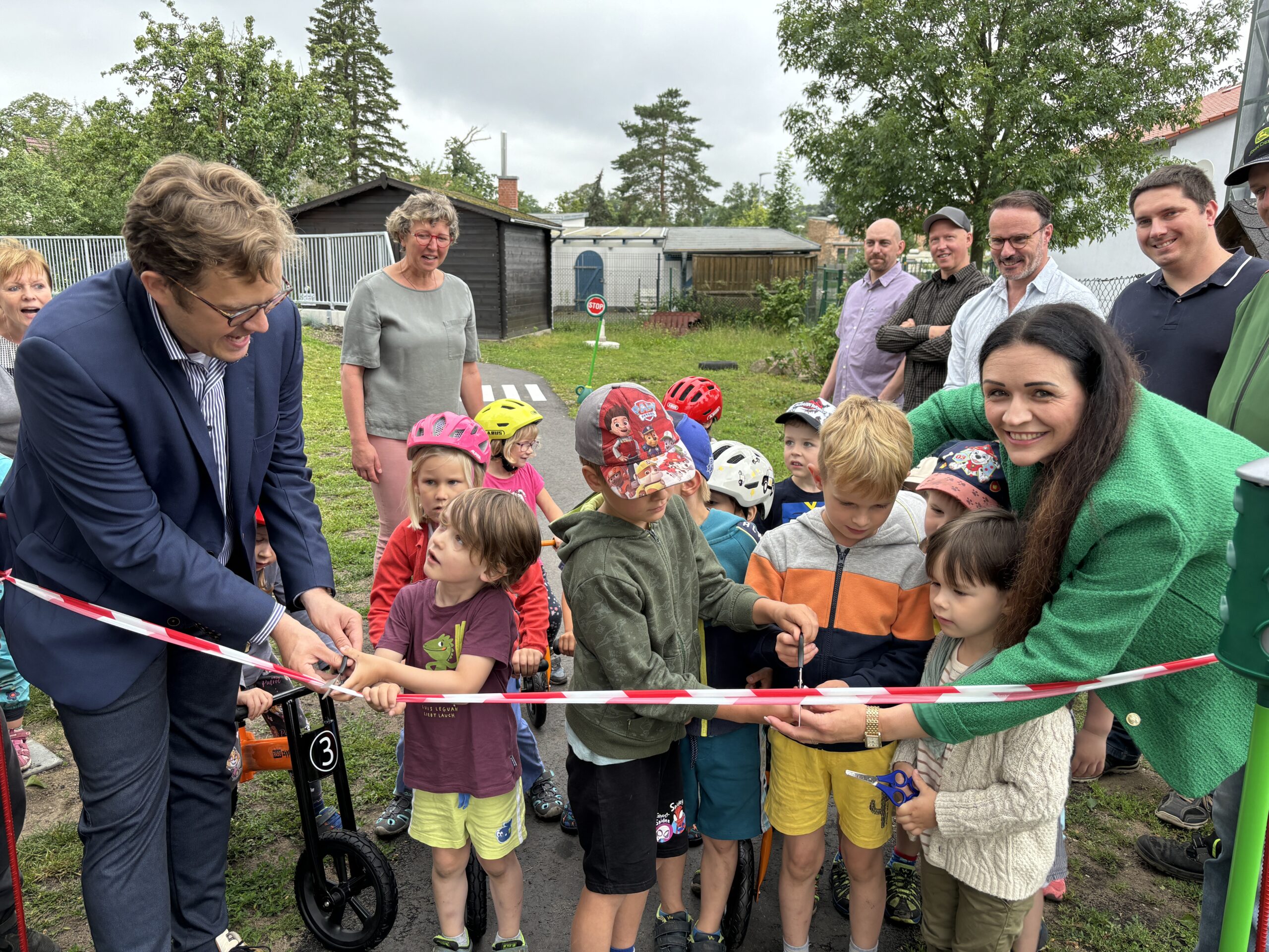rollerbahn Fürs Band-Durchschneiden bekamen Bürgermeister Andreas Pfeiffer (l.) und Geschäftsführerin Elisabeth Bruckmoser (r.) ganz viel Hilfe von den Bienenschwarm-Kindern. Sie wollten am Mittwochvormittag nur eins: ganz schnell rauf auf die Rollerbahn und Tempo machen!