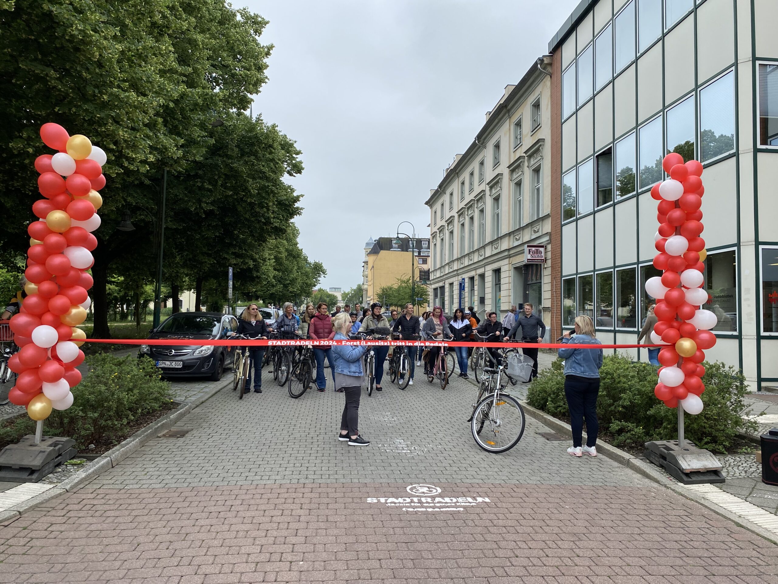 stadtradeln forst Das Foto zeigt den Start der Stadtradeln-Aktion in Forst. Ein Band wird durchgeschnitten.