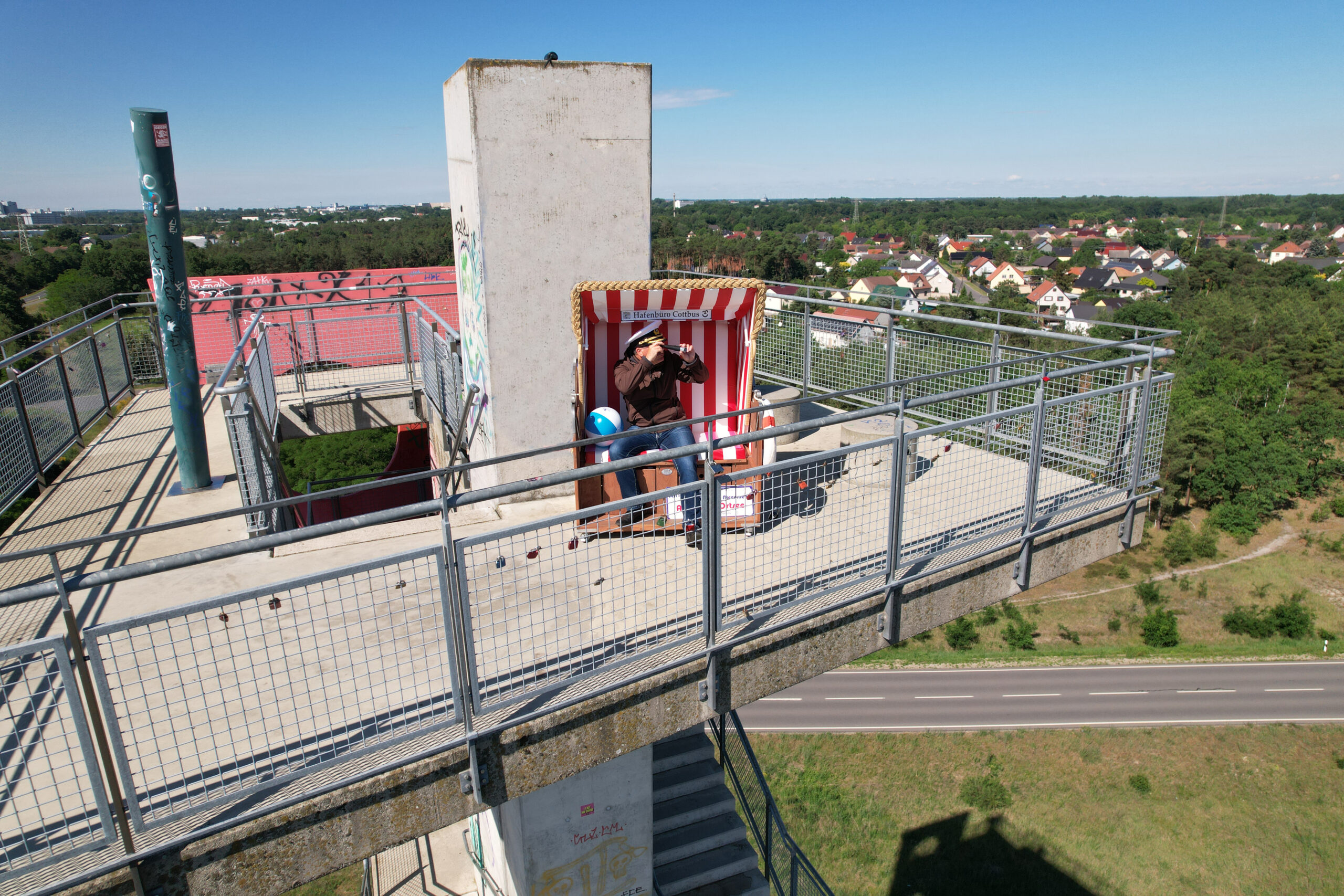default Das Foto zeigt Hafenkapitän Rocco Schmidt im Strandkorb auf dem Merzdorfer Aussichtsturm am Ostsee.