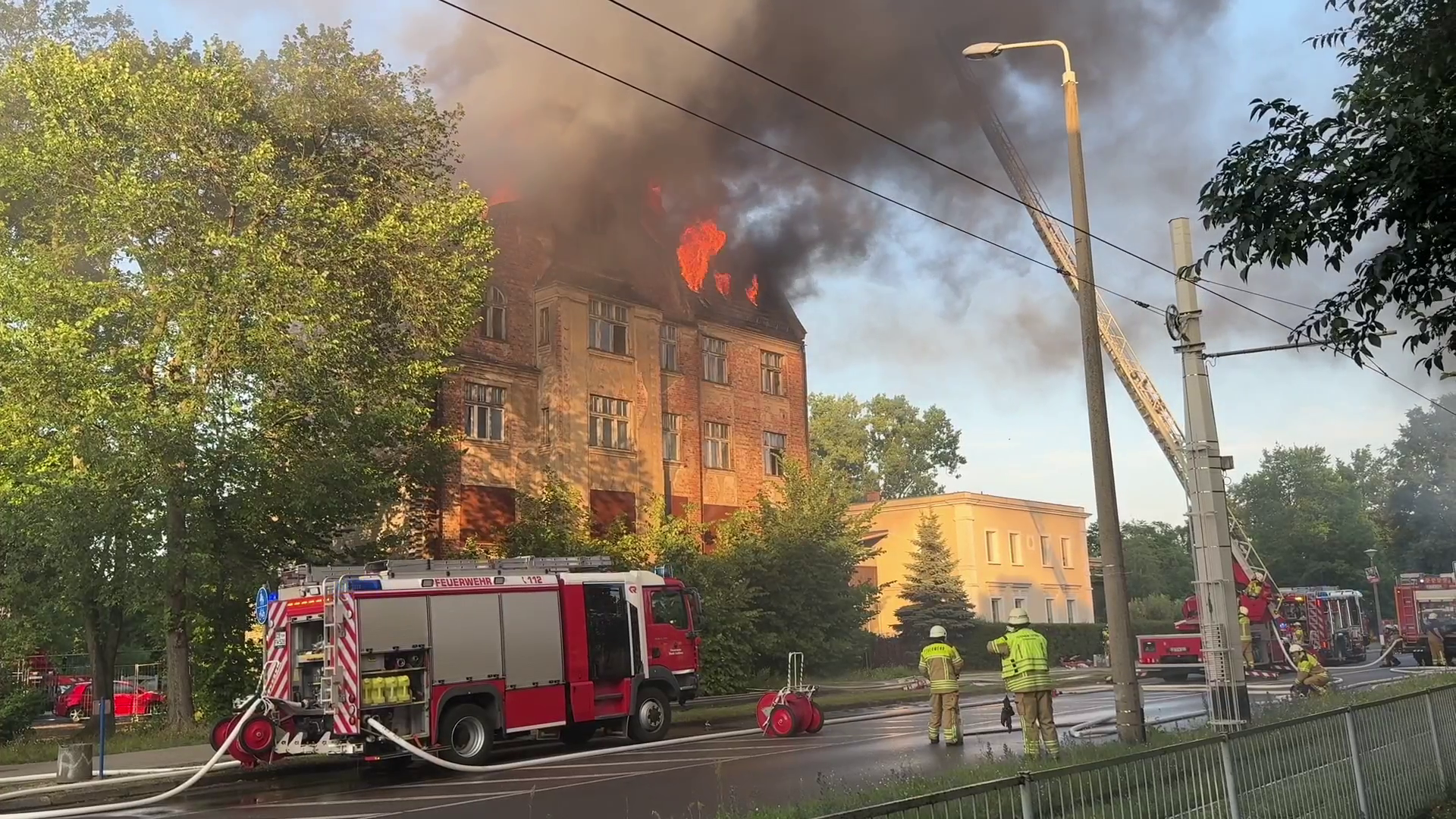 vlcsnap-2024-06-26-10h35m27s800 Ein Haus brennt. Flammen schlagen aus dem Haus.