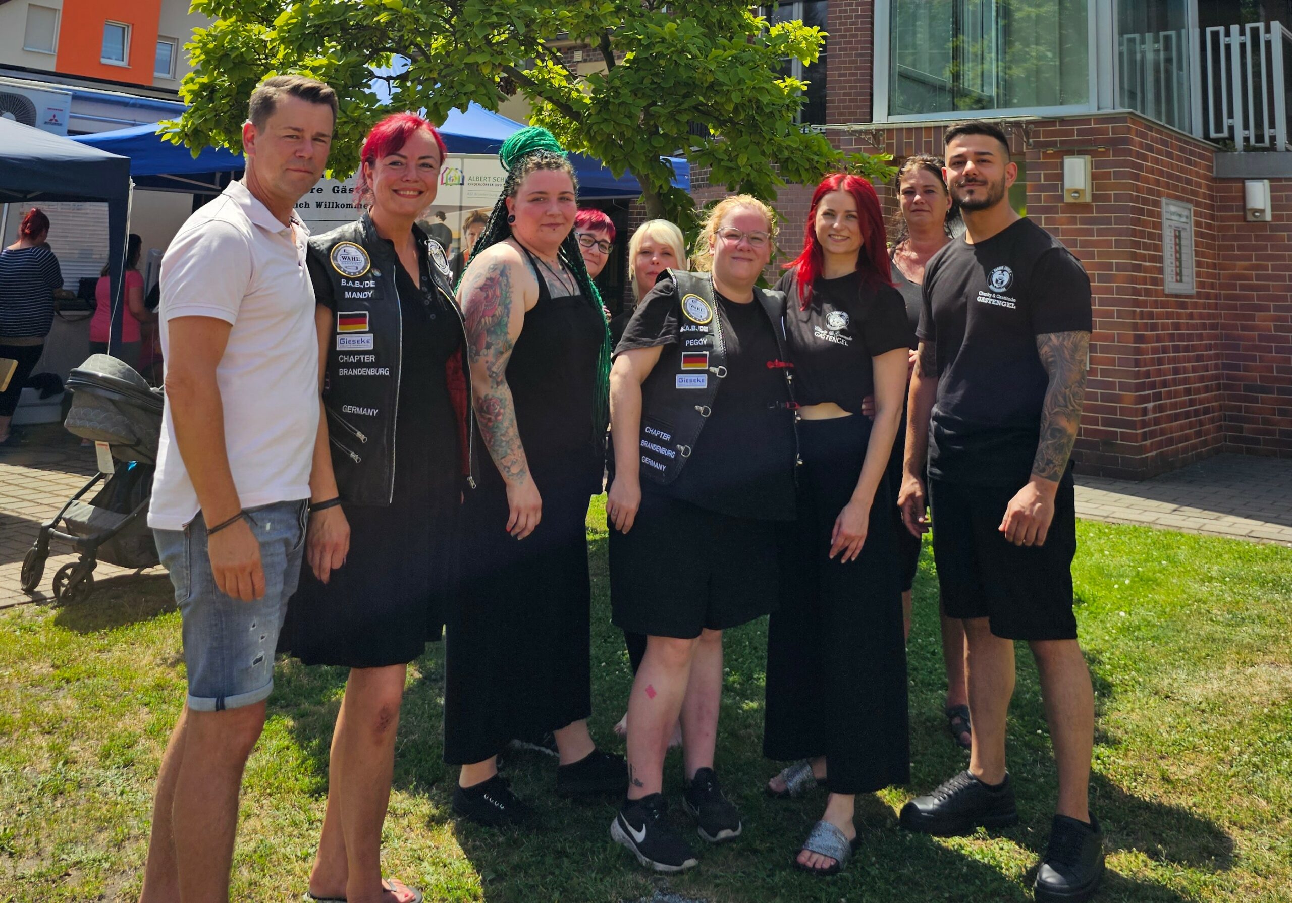 Baber Angels Brotherhood Friseurinnen und Friseure stehen nebeneinander