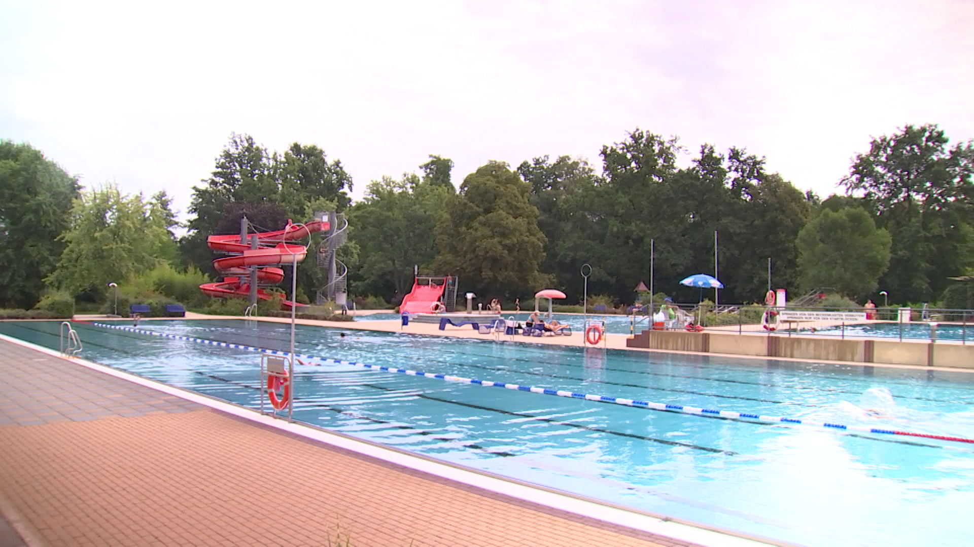 Freibad Forst Das Foto zeigt das Freibad in Forst im Sommer.