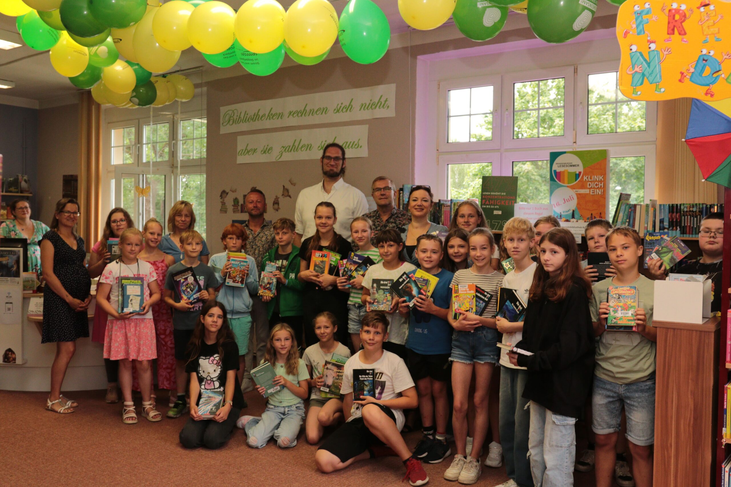 IMG_2397 Kinder stehen in der Bibliothek