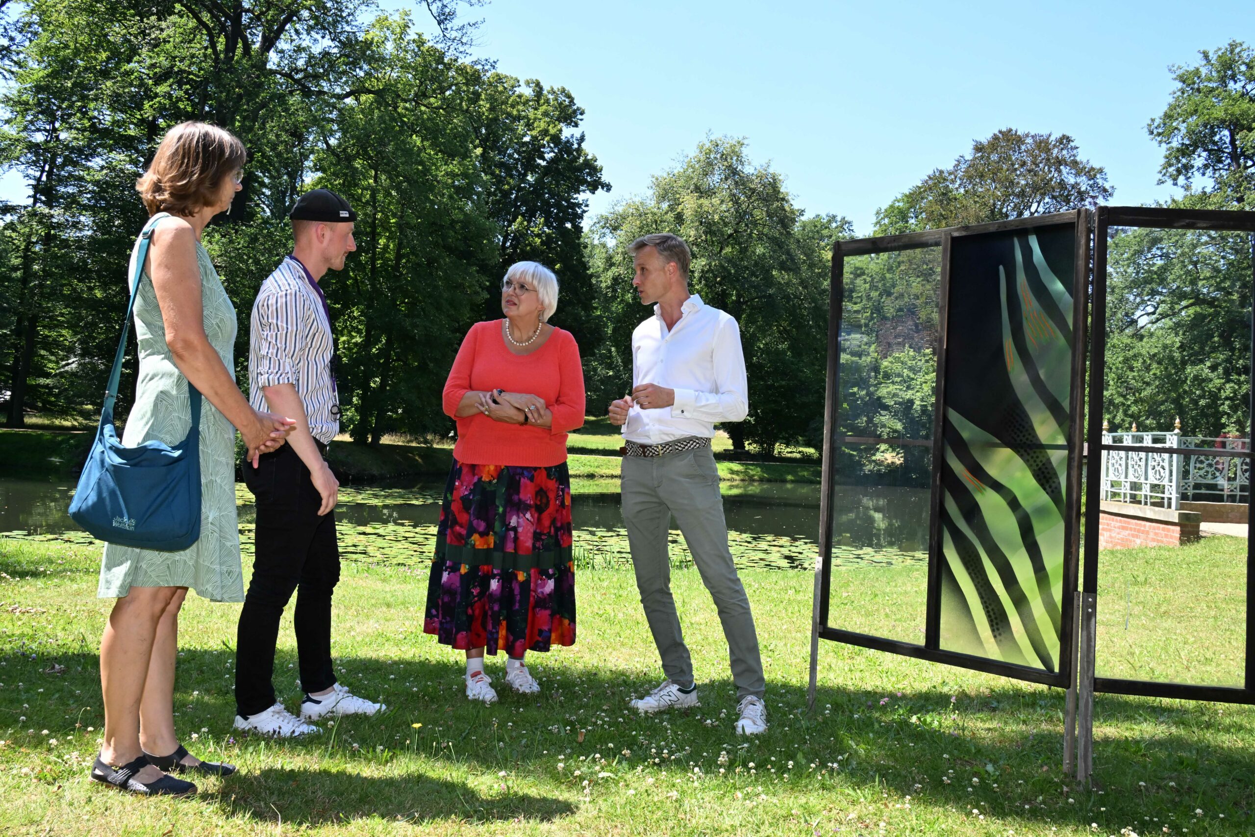 Branitz Claudia Roth Das Foto zeigt Claudia Roth vor einer Installation im Branitzer Park.