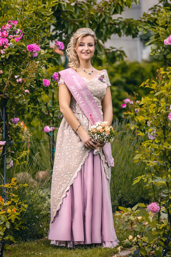 Rosenkönigin Forster Rosenkönigin im pinken Kleid
