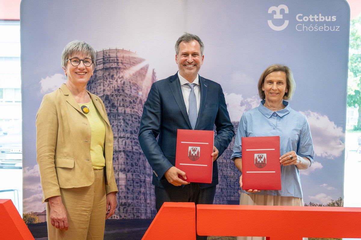 Sciene Park Ministerin Schneider, Oberbürgermeister Schick und BTU Präsidentin Grande halten eine Mappe in der Hand