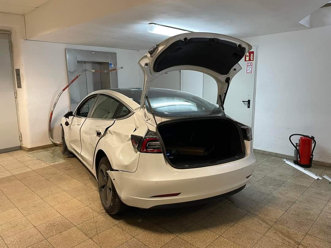 Auto rast in Schaufensterscheiben