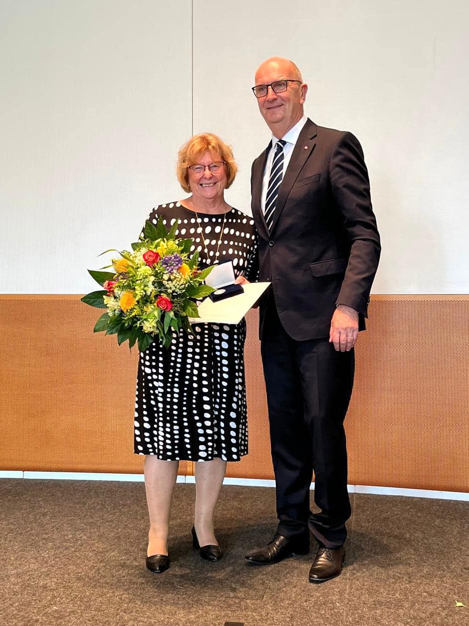 Kerstin Kircheis bekommt von Dietmar Woidke einen Blumenstrauß überreicht.