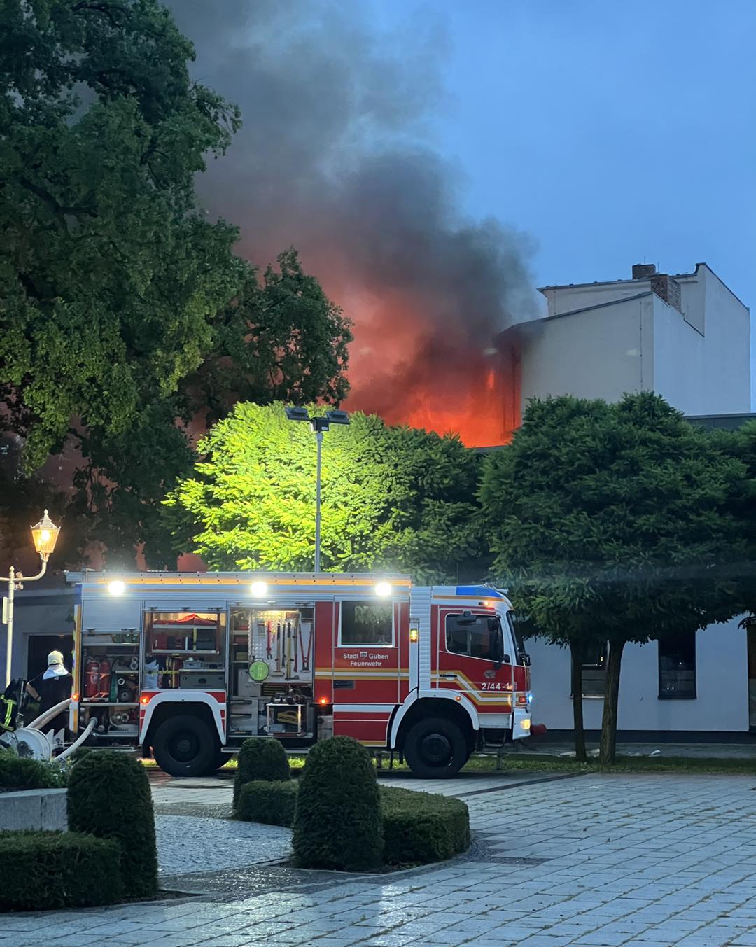 brand guben1 Das Foto zeigt die Feuerwehr in Guben beim Löschen eines Hausbrandes.