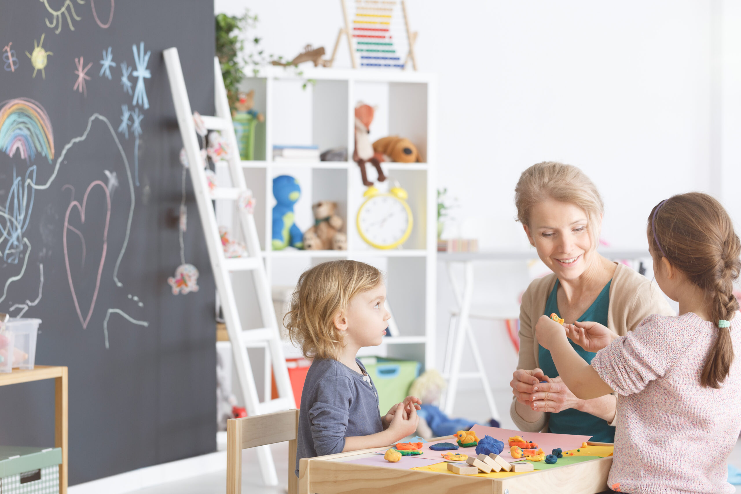 Children in kindergarten Kita-Kids lernen von einer Erzieherin im Kindergarten.
