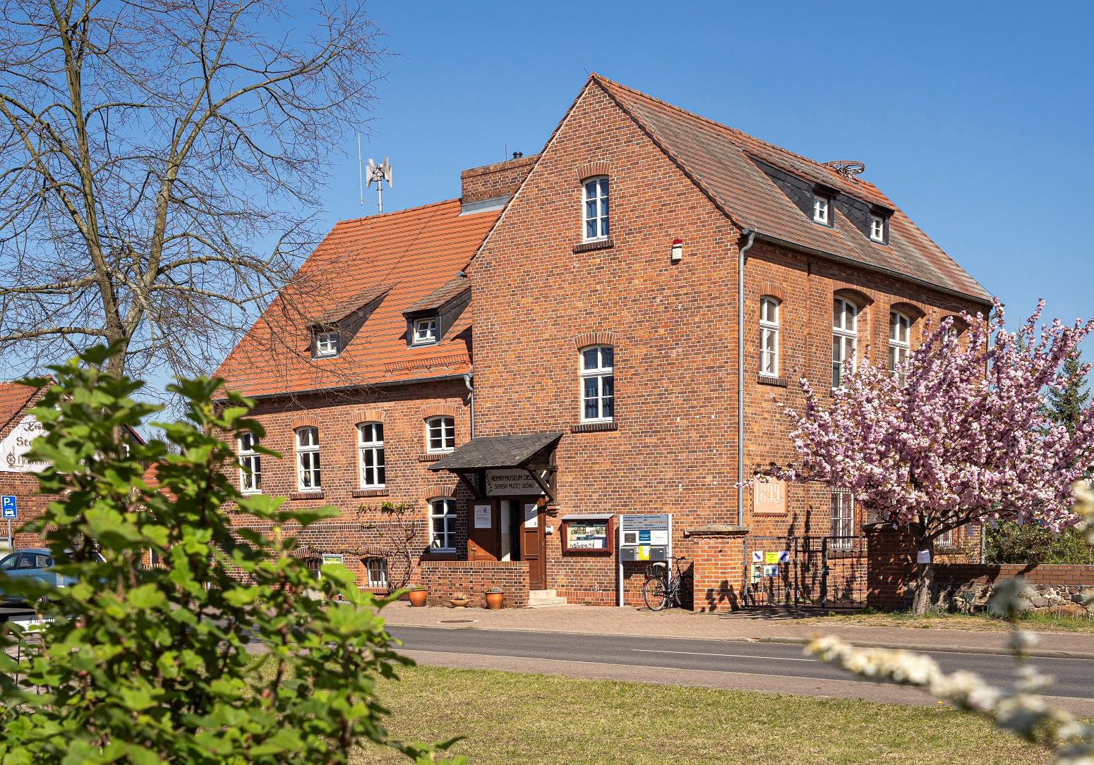Das Foto zeigt das Heimatmuseum Dissen von außen.