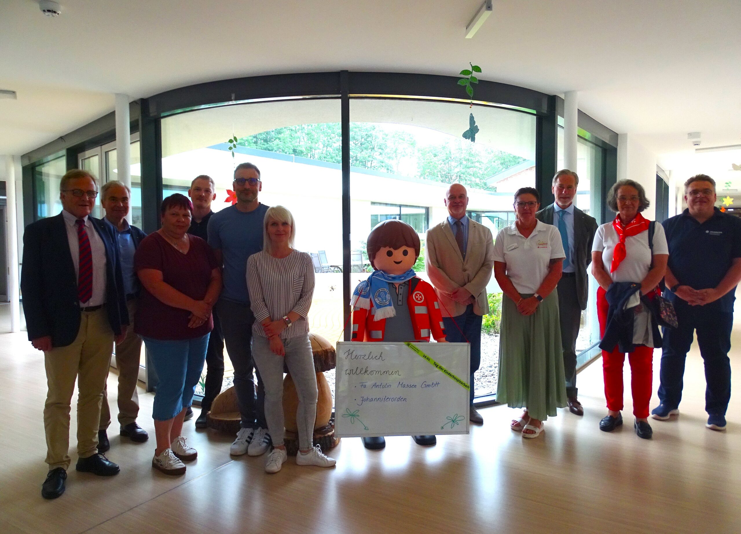 pusteblume Das Foto zeigt Vertreter der Johanniter und der Antolin Massen GmbH im Kinderhaus Pusteblume.