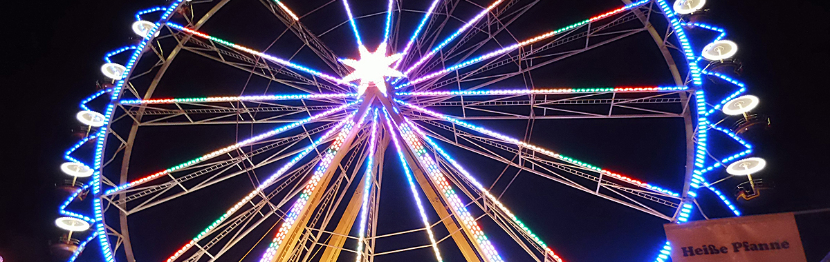 spremberg heimatfest Das Foto zeigt ein Riesenrad bei Nacht auf dem Spremberger Heimatfest.