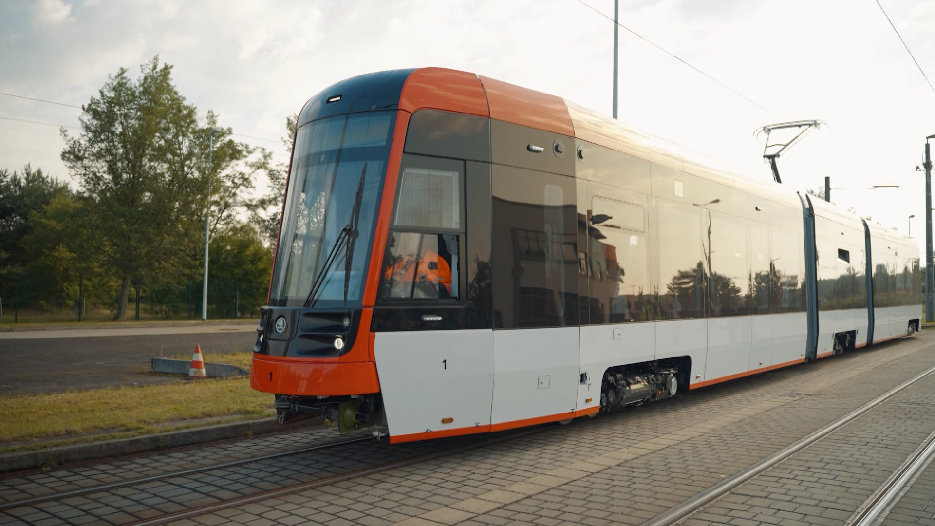 straßenbahn Das Foto zeigt die neue Straßenbahn von Cottbusverkehr bei ihrer Anlieferung.