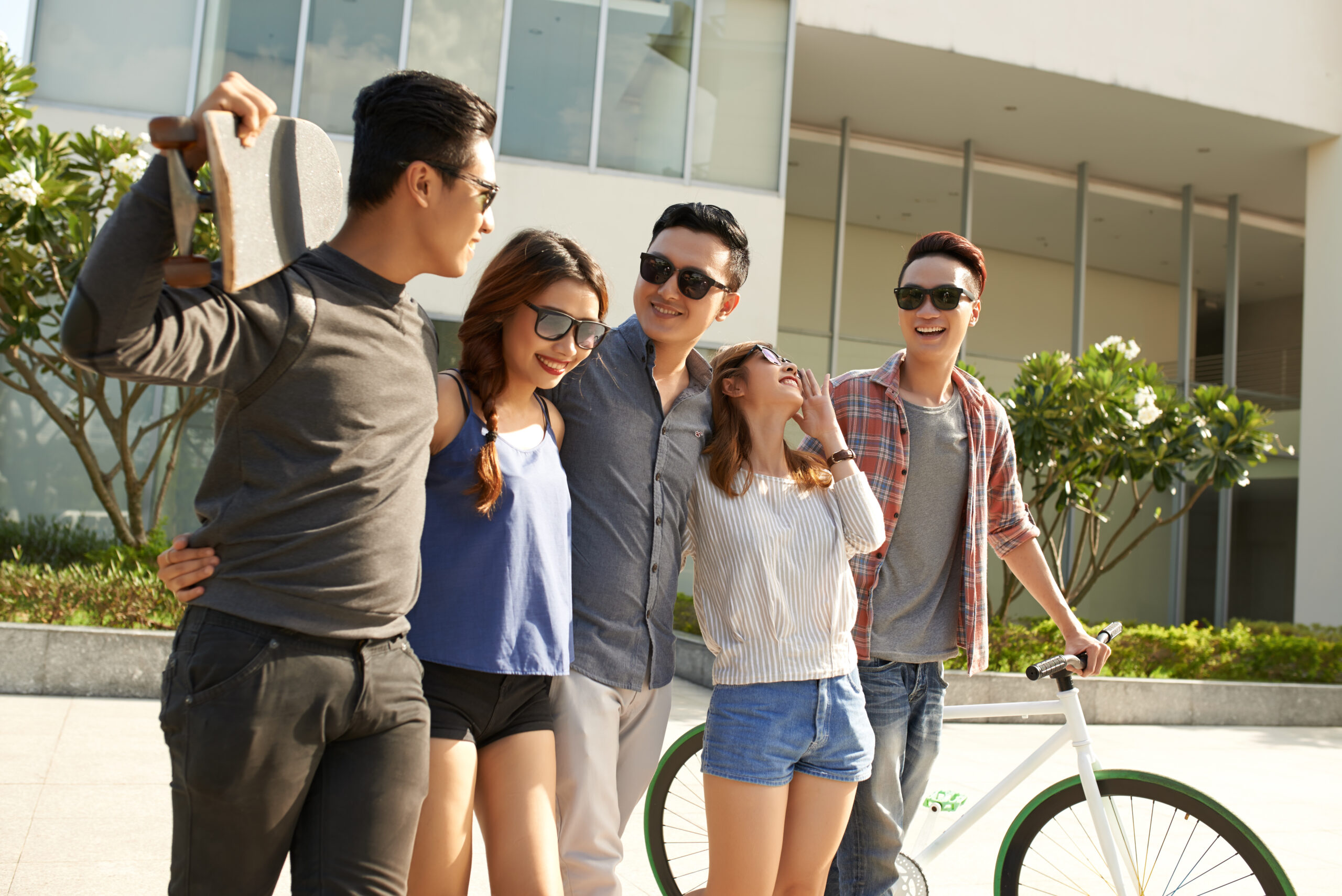 Youth Junge Leute unterwegs im Freien mit Fahrrad und Skateboard.