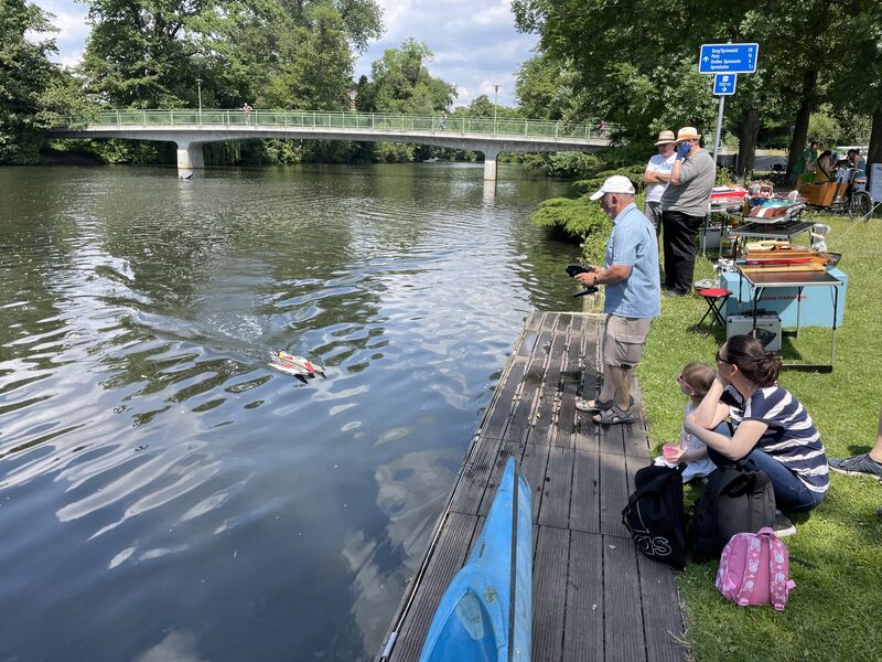 Paddler Wasser und ein Steg an dem Kinder spielen
