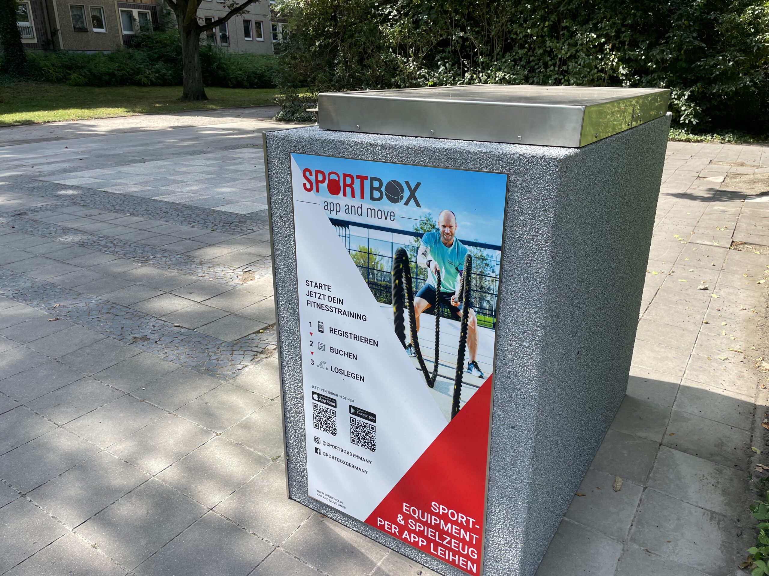Sportbox Eine garue Box steht im Puschkinpark Cottbus. Dort können Sportgeräte ausgeliehen werden.
