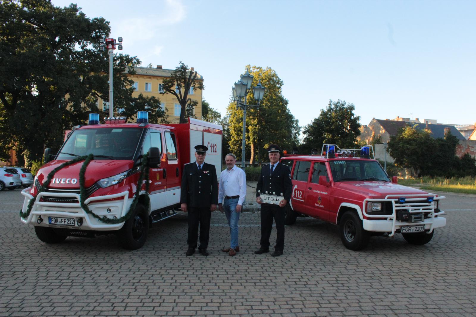 VRW Forst Der neue Einsatzwagen der Freiwilligen Feuerwehr Forst mit den Verantwortlichen.