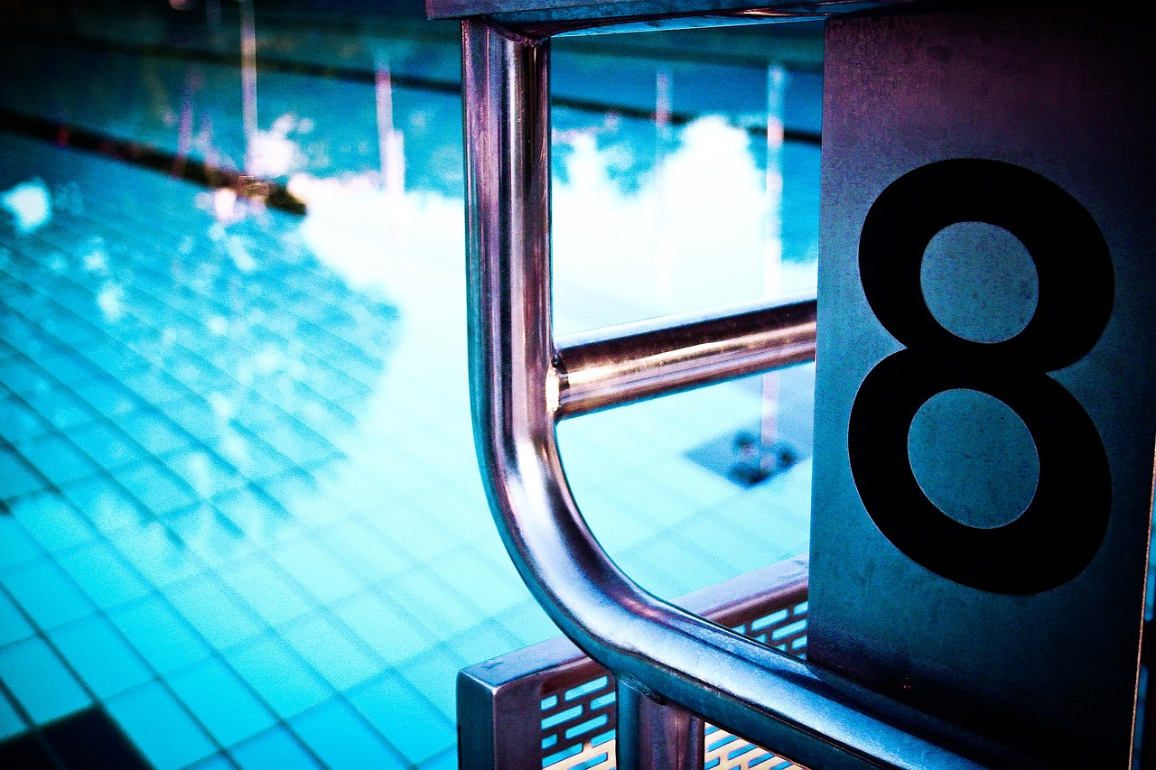 Sprungturm im Wasser