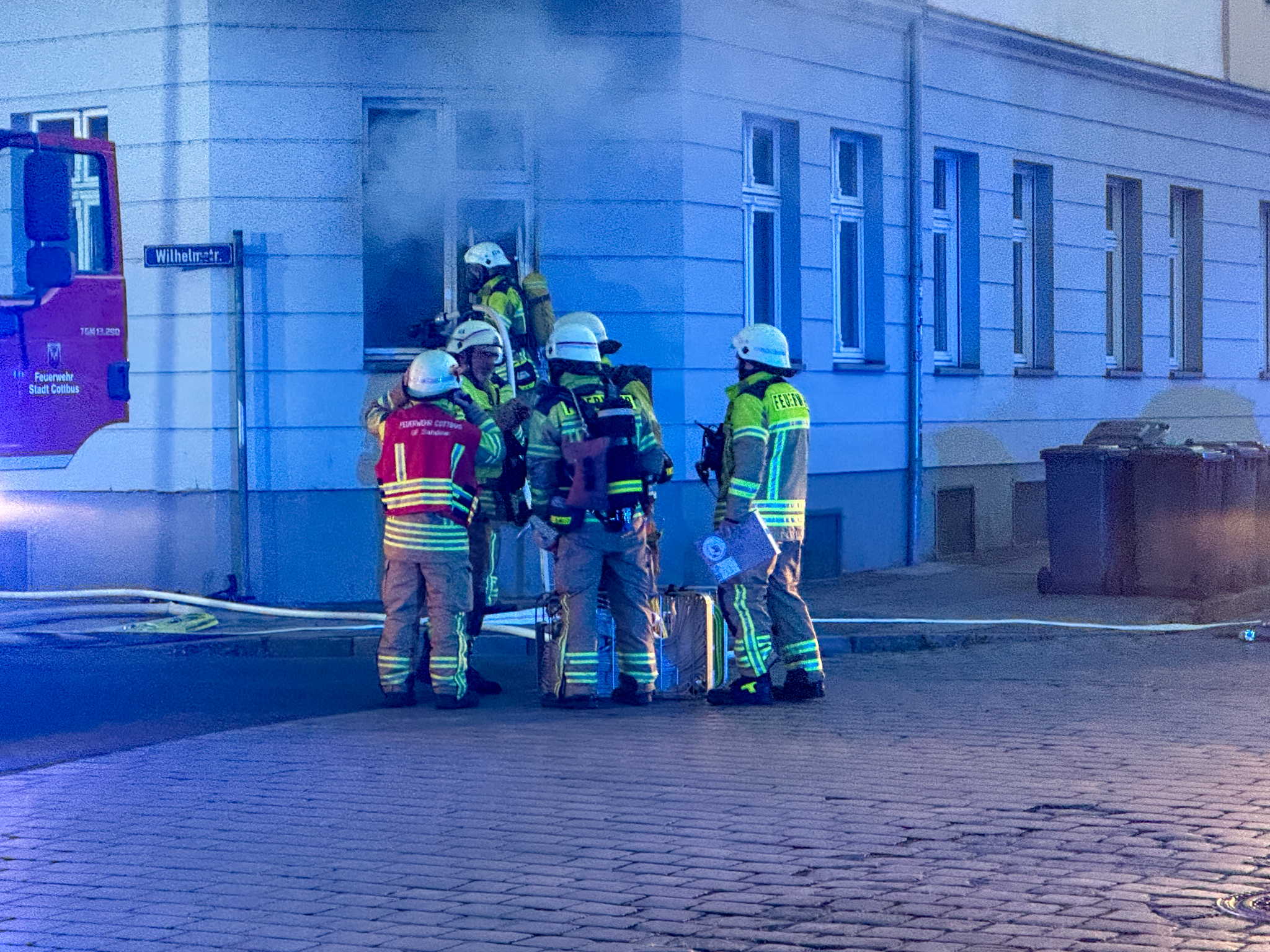 240902_Brand_Cottbus-05 Ein Feuerwehreinsatz mit schwerem Atemschutz bei starkem Rauch an einem Wohnhaus in der Wilhelmstraße in Cottbus.