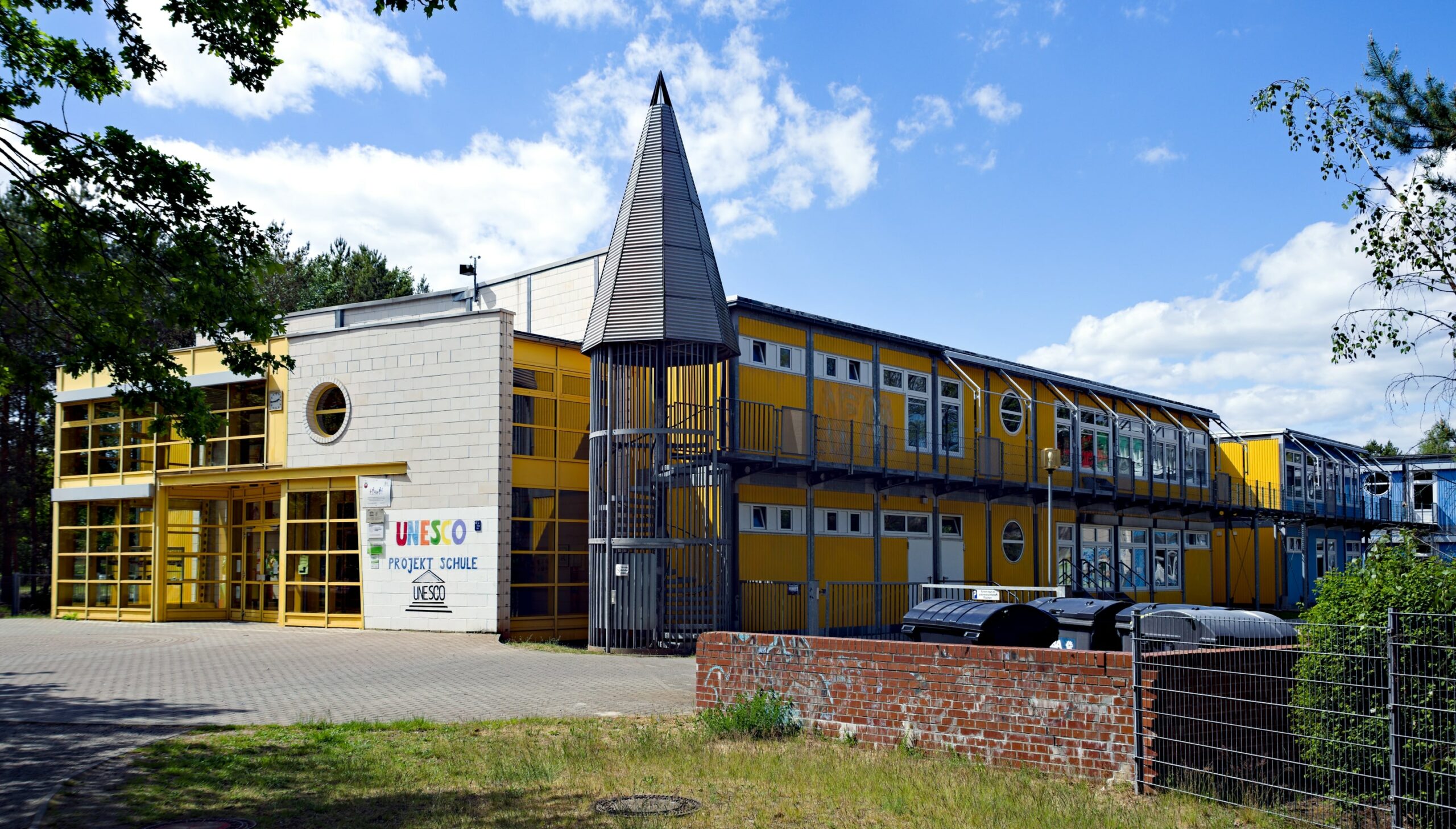 Cottbus,_21._Grundschule_(UNESCO-Projektschule) DIe UNESCO-Projektschule in Cottbus von außen.
