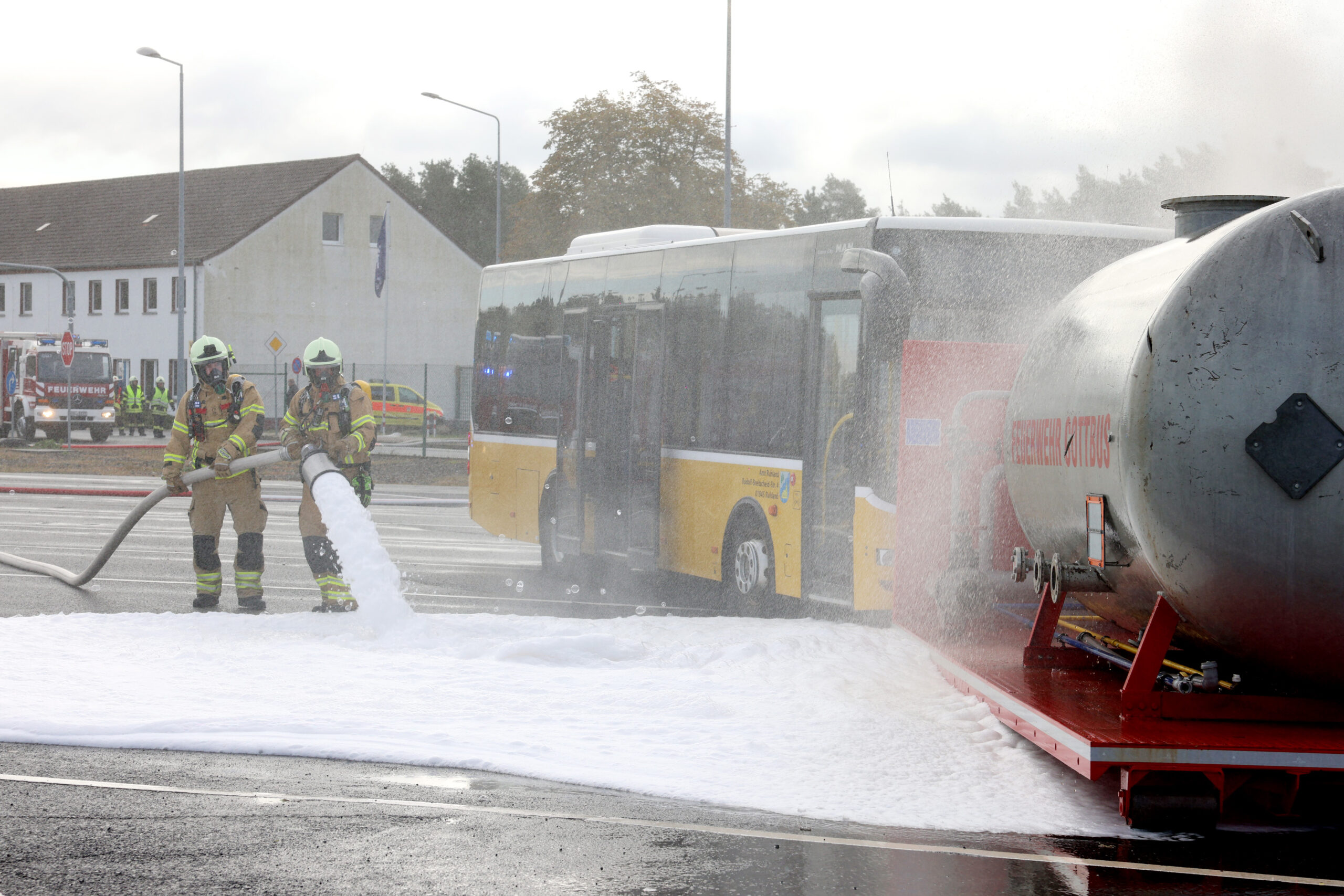 Übung für den Ernstfall Feuerwehr löscht Bus