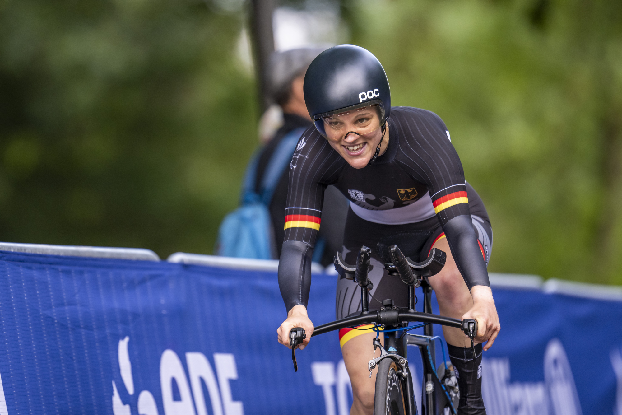 Meike Hausberger beim Fahrradfahren auf der Straße.