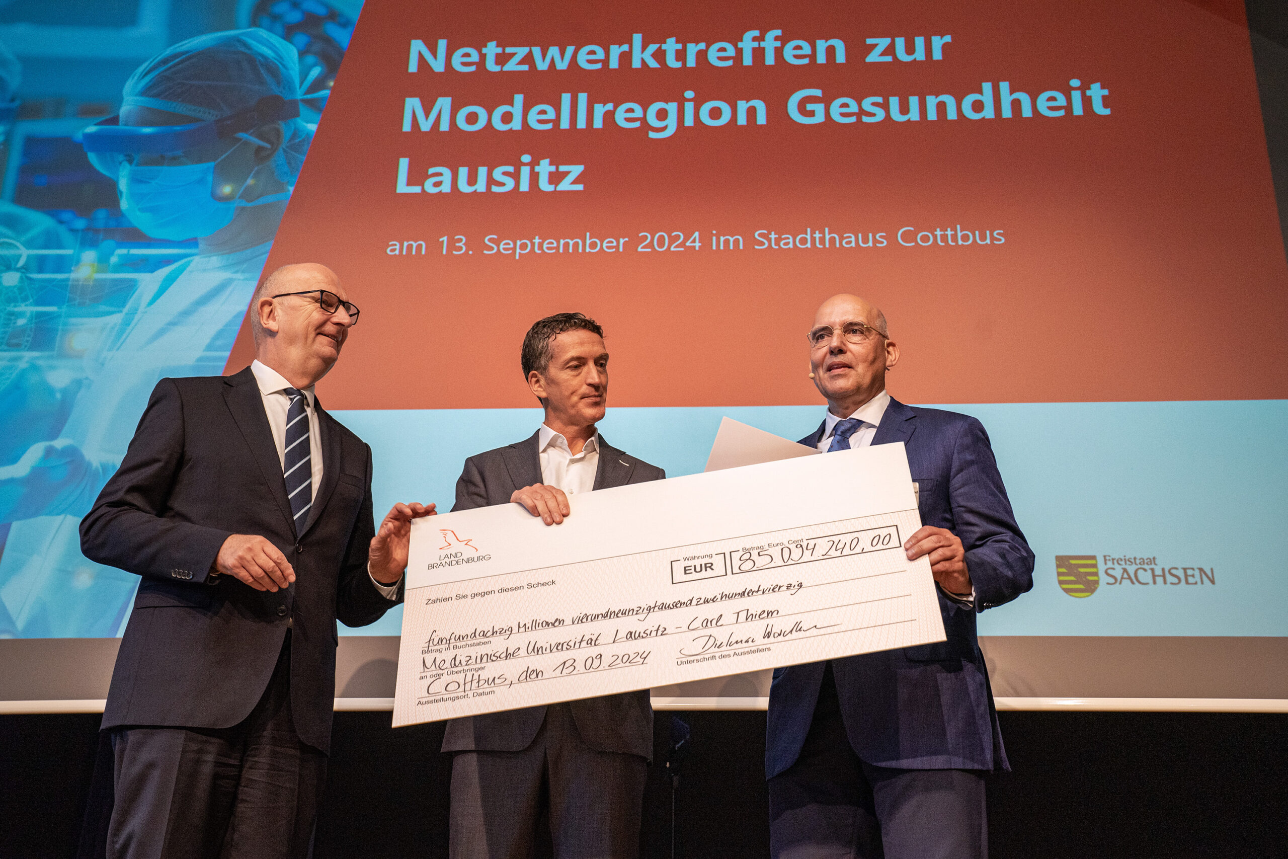 Netzwerktreffen Dietmwar Woidke überreicht einen Scheck von 85 Millionen Euro für den Ausbau des Carl Thiem Uniklikums MUL-CT.