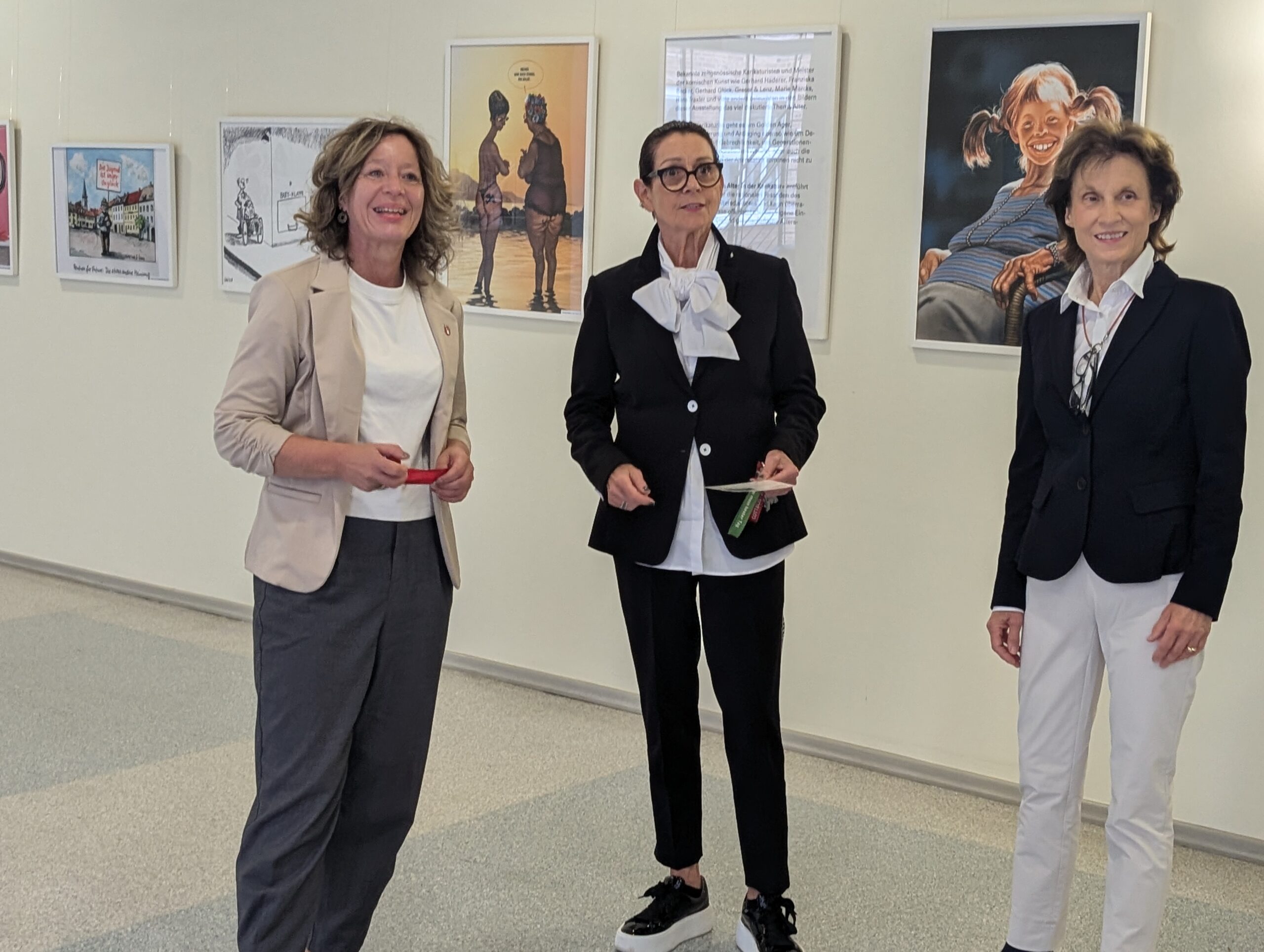 PM_Ausstellung_Karikatur_SK_pxl_20240911_141253122 Bürgermeisterin Marietta Tzschoppe und weitere wichtige Persönlichkeiten bei der Ausstellungs-Eröffnung im Rathaus.