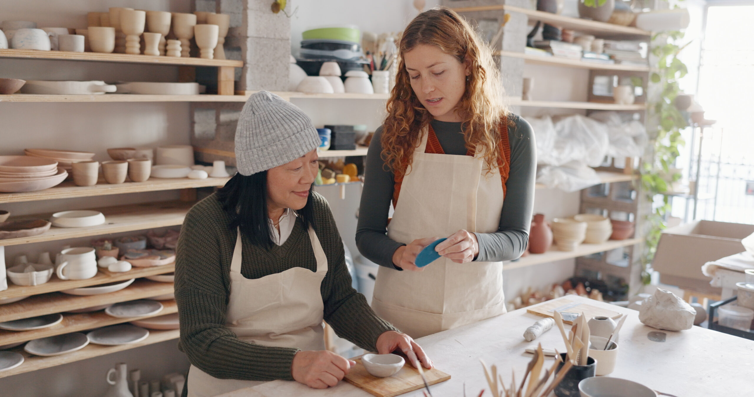 ausbildung Eine ältere Bäckerin während der Ausbildung einer Nachwuchs-Kollegin.