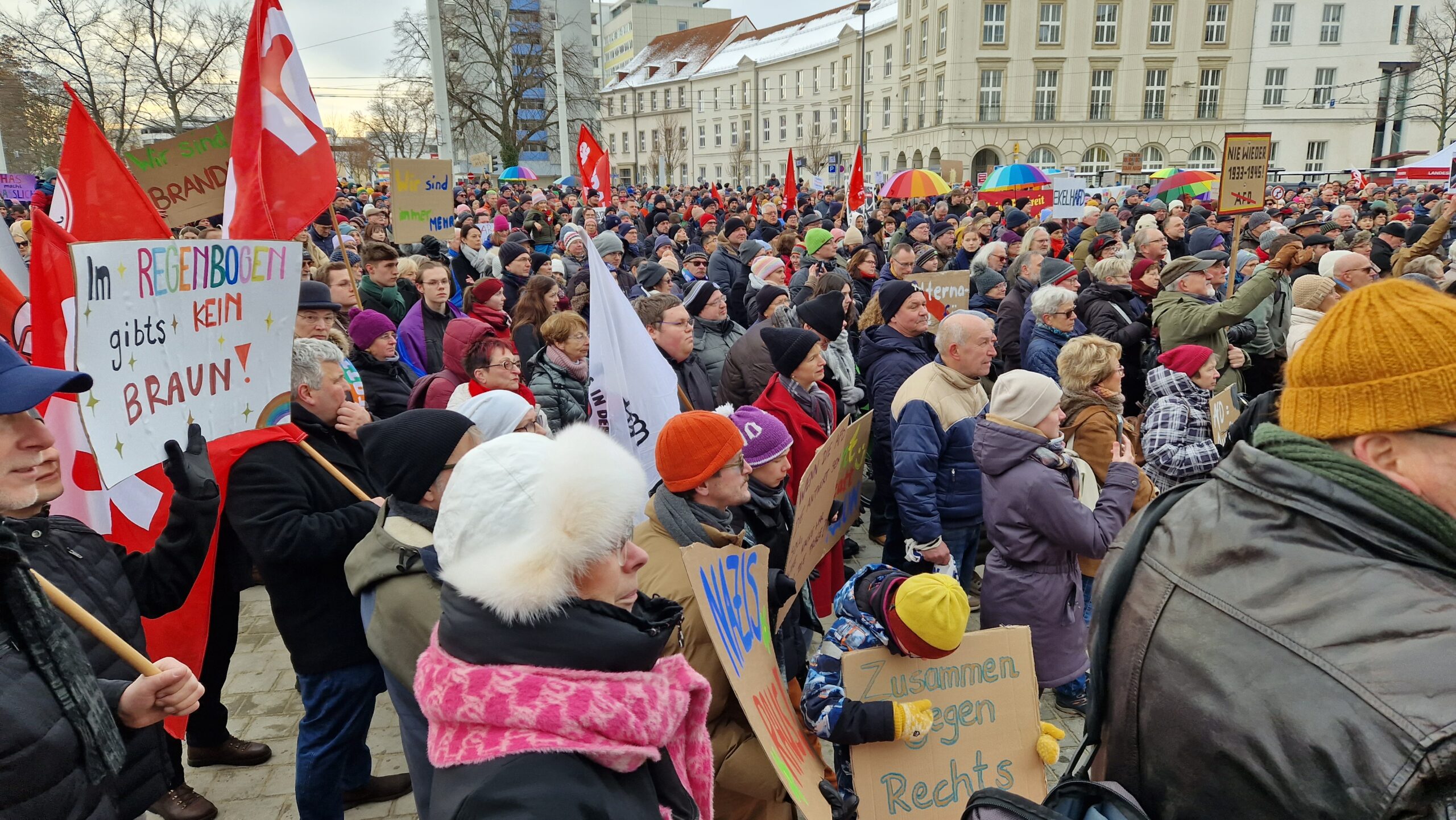 demo Demonstrierende auf dem Stadthallenvorplatz bei unteilbar Südbrandenburg.