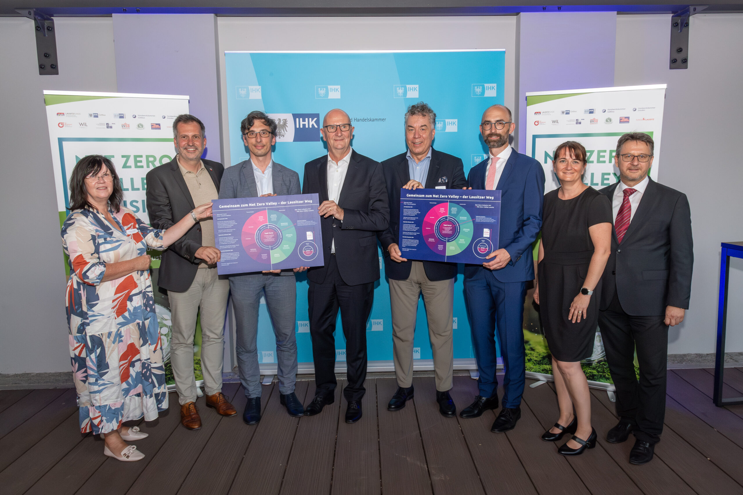 netzerovalley Wichtige Menschen der IHK Cottbus mit wichtigen Vertretern der Politik auch Woidke.