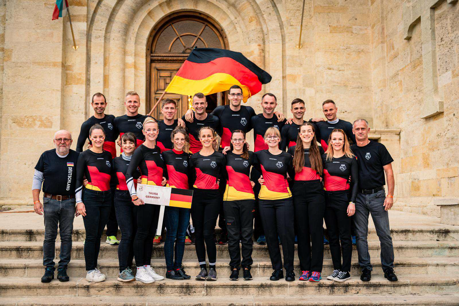 Feuerwehrsport Deutsches Feuerwehrsportteam steht nebeneinander