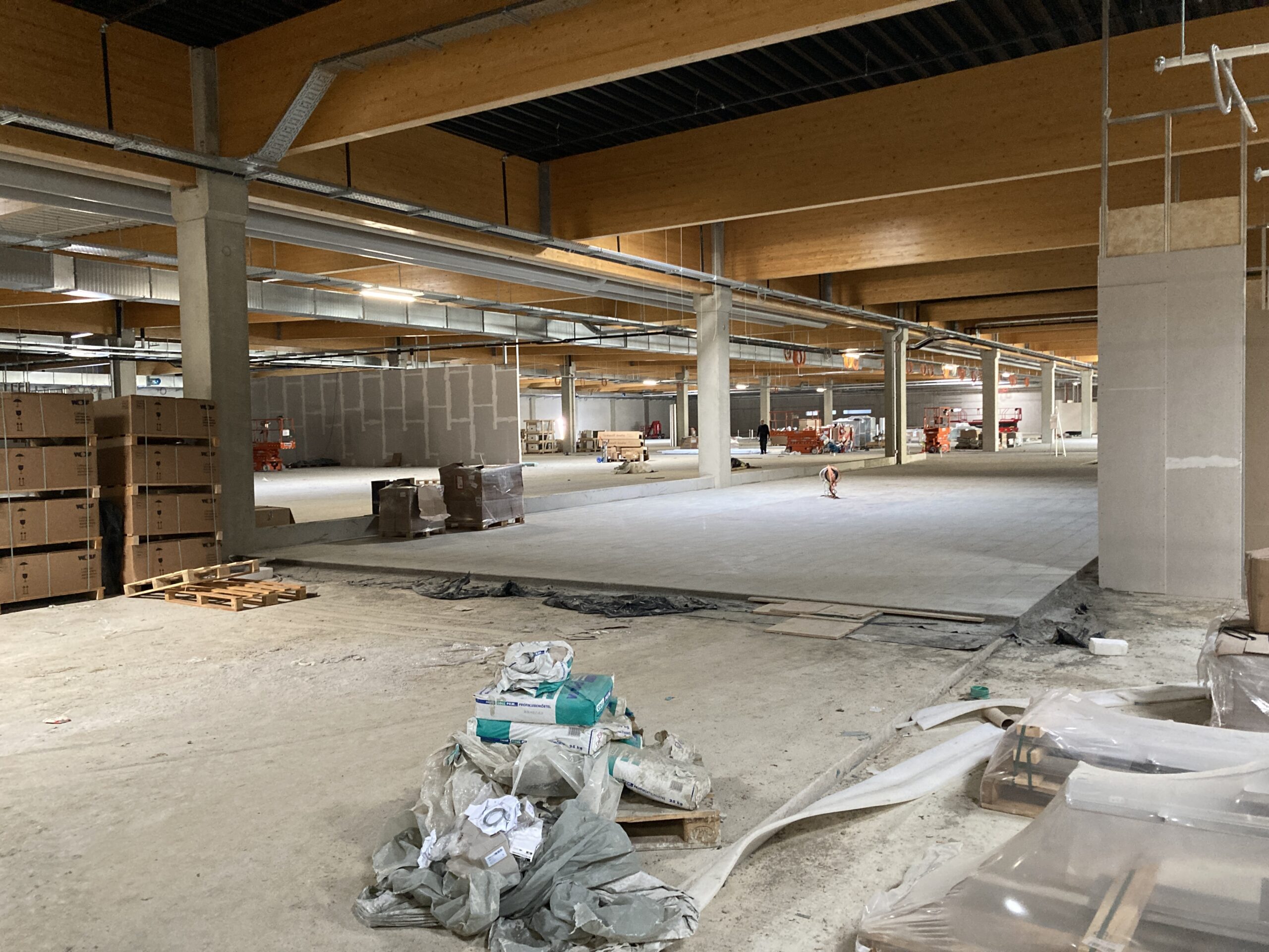 MARKTKAUF Lausitz-Park_innen_2 Rohbau von innen. Eine große leere Halle ist zu sehen.