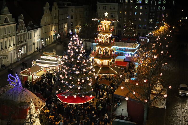 popup Cottbuser Weihnachtsmarkt bei Nacht
