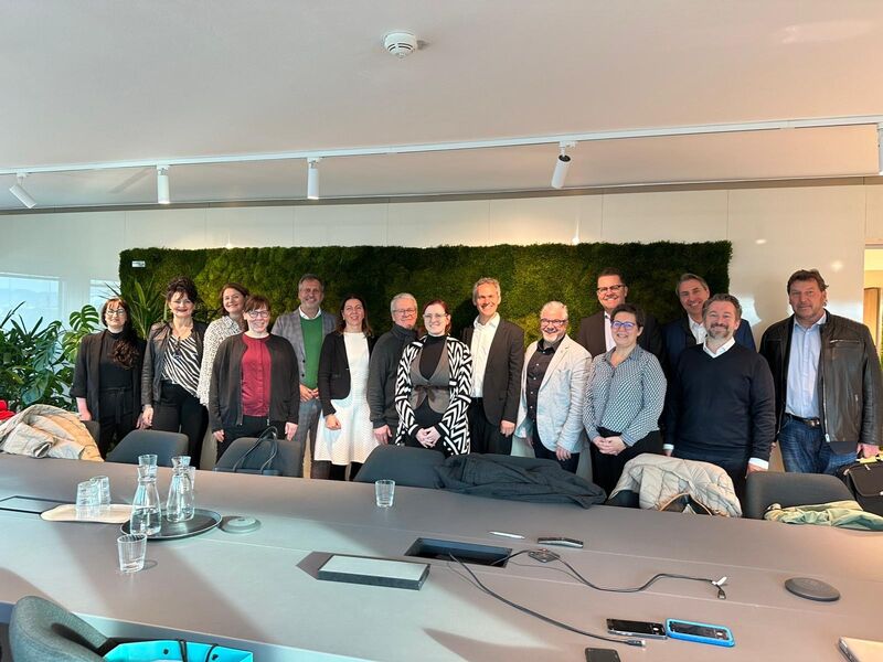 Delegation Menschen stehen nebeneinander