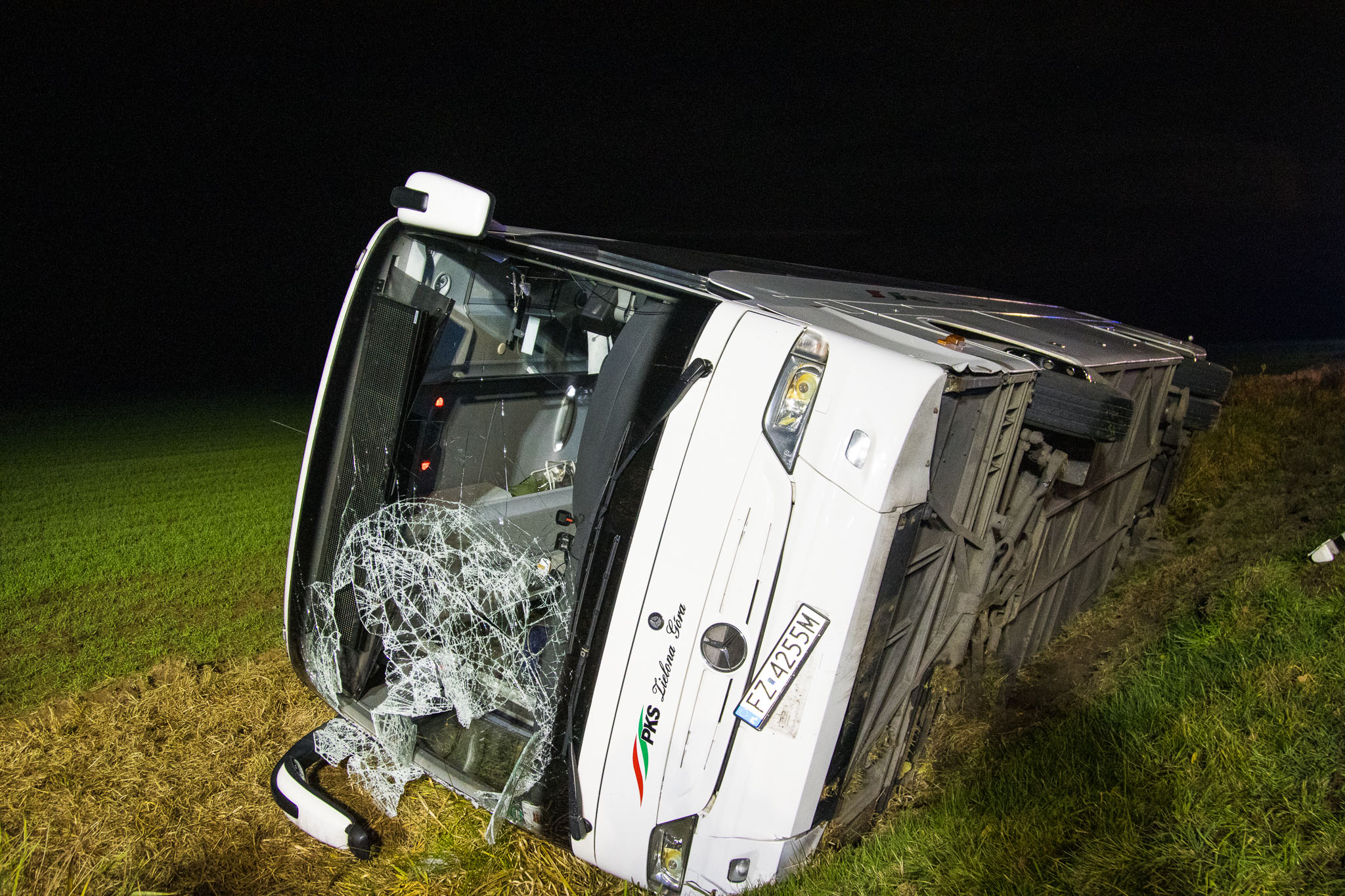 Unfall 1 Reisebus liegt umgekippt im Graben