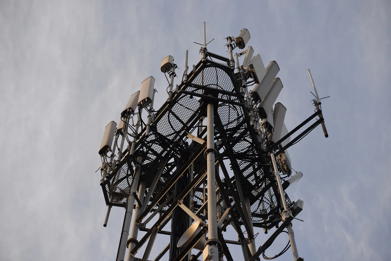 telecommunications-tower-7632805_1280 Strom und Netzkasten