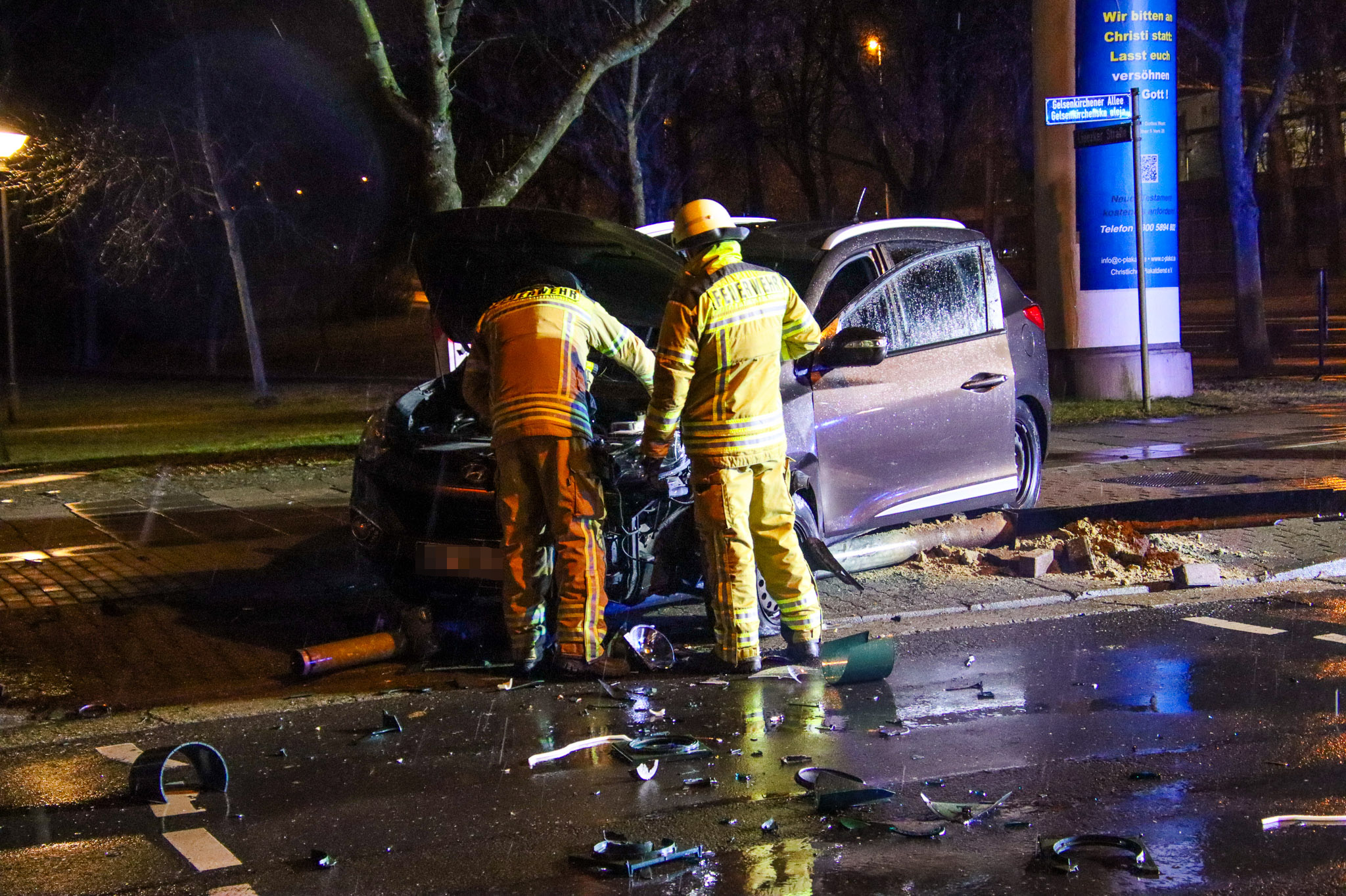 2024-12-15_VuCottbus-2 Unfallauto in Sachsendorf mit Einsatzkräften.