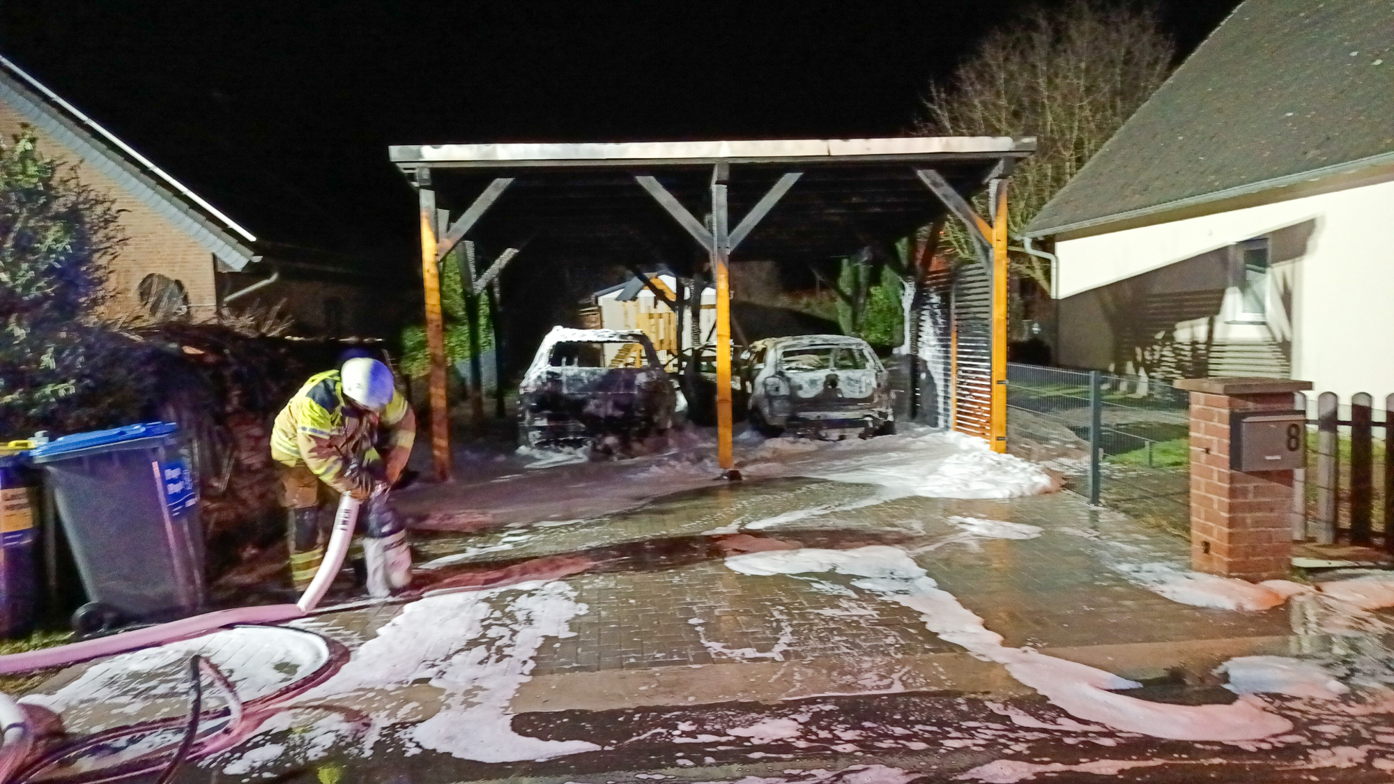 Blaulichtreport Zwei Autos stehen abgebrannt unter ein Carport
